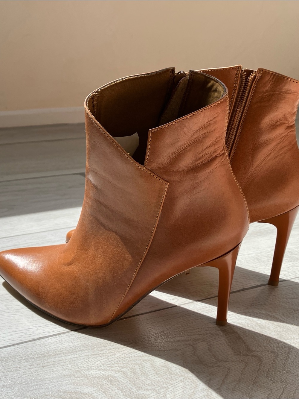 Stivali made in Colombia Women's Tan Leather Pointed-Toe Ankle Boots